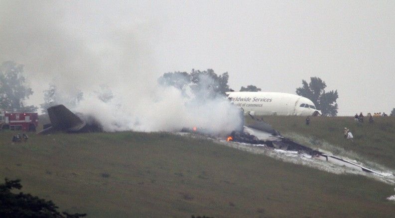 美国UPS一架货运飞机坠毁 两名飞行员遇难